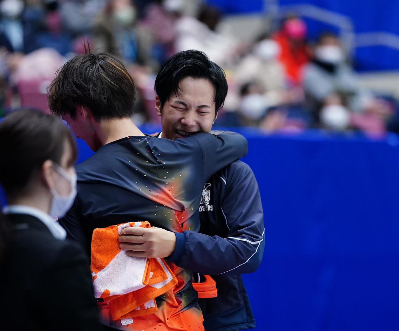 全日本選手権　男子フリーの演技を終えた本田太一（右）は涙で日野と抱き合う＝2020年12月26日