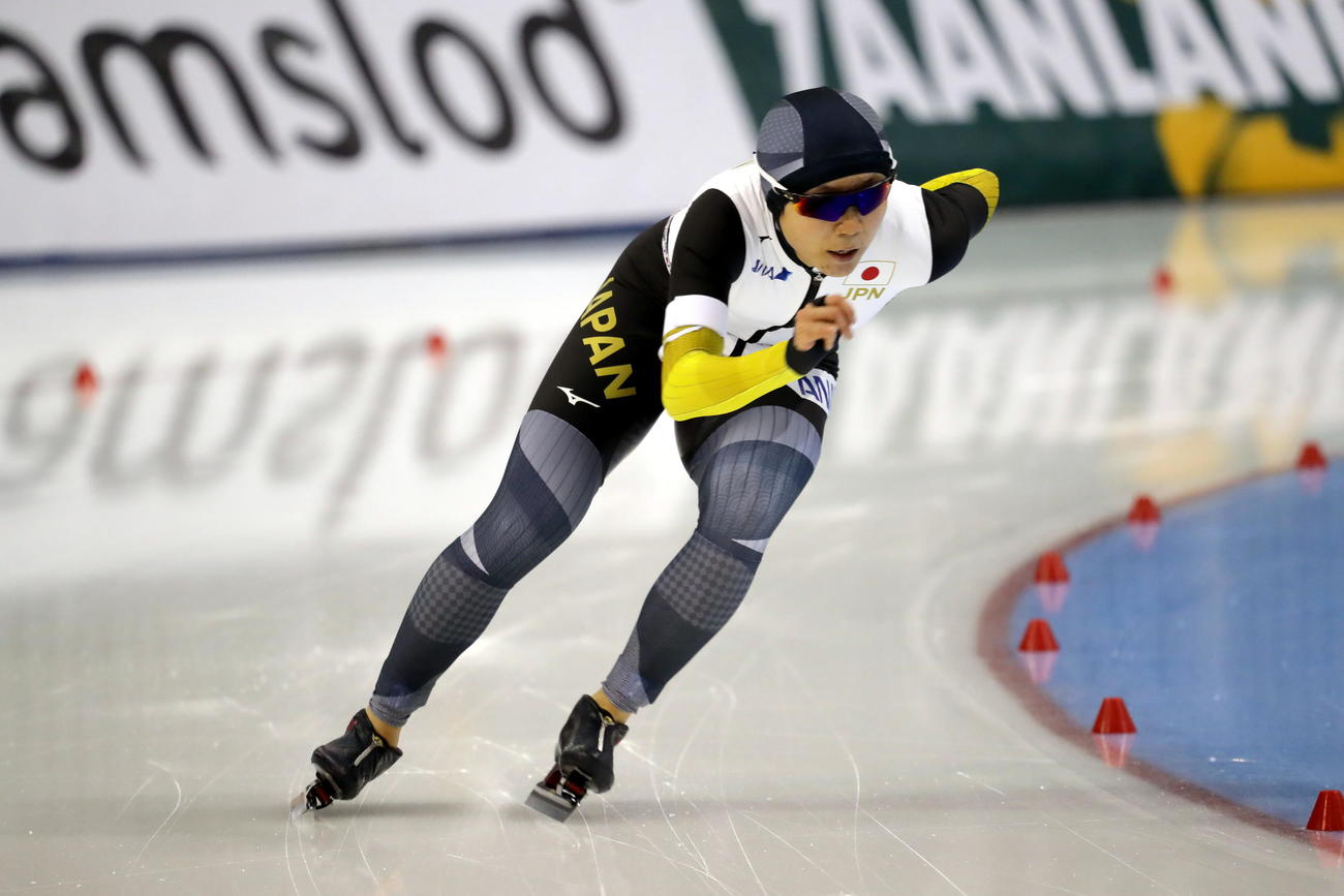 女子1500メートルを滑走する高木美（撮影・三須一紀）