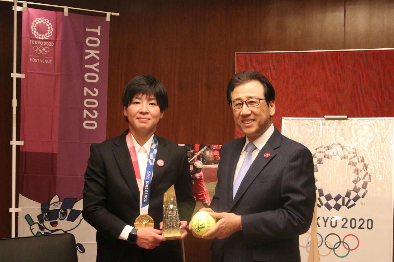 札幌市を表敬訪問した東京五輪ソフトボール女子日本代表の山本（左）は秋元市長と記念撮影する（撮影・山崎純一）
