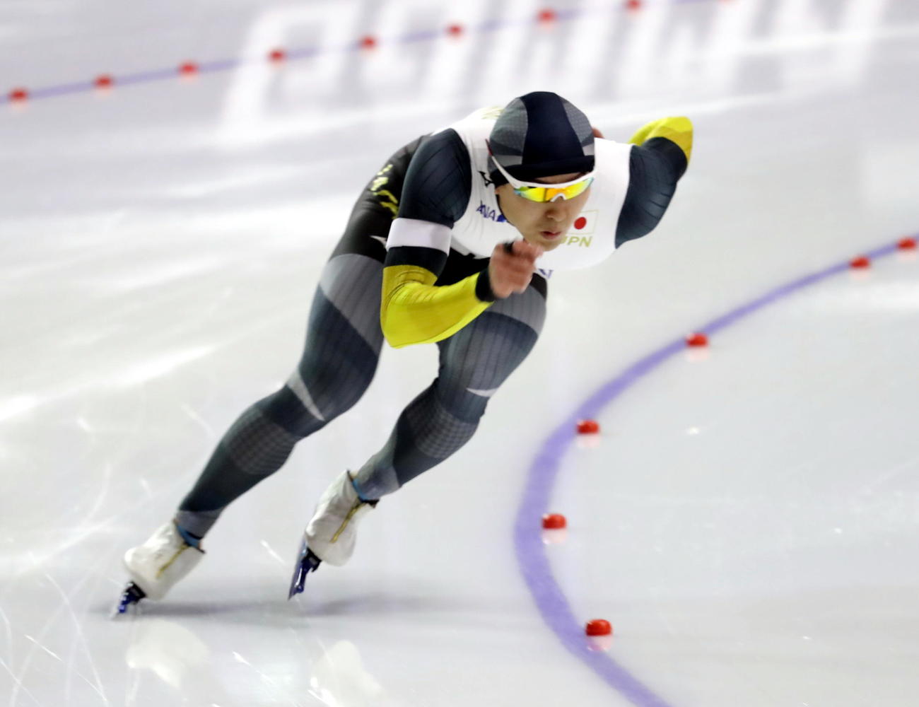 日本人3人目となる500メートル33秒台をたたき出した滑りを見せる村上右磨（撮影・三須一紀）