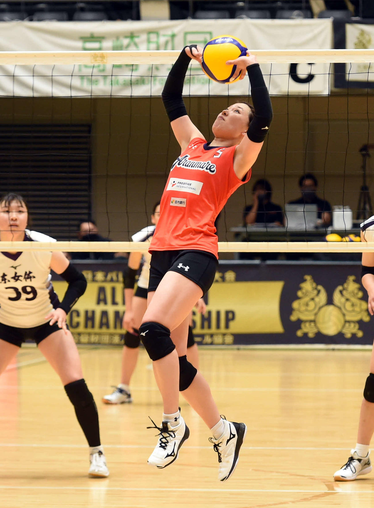 第2セット、軽快にトスを上げる投野