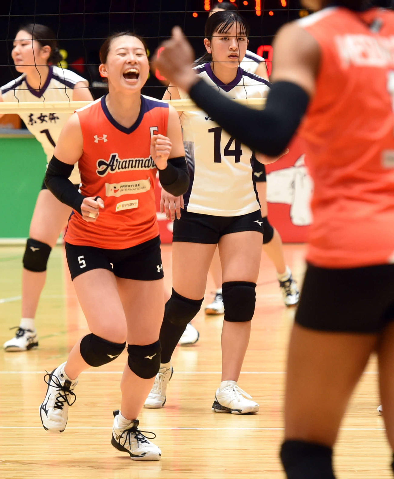 第2セット、得点に笑顔を見せる投野