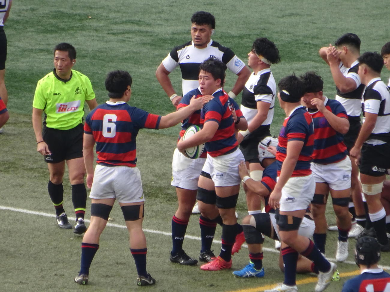 前半25分、関学大がロック藤井崇弘（中央）のトライで19－5と点差を広げる（撮影・加藤裕一）
