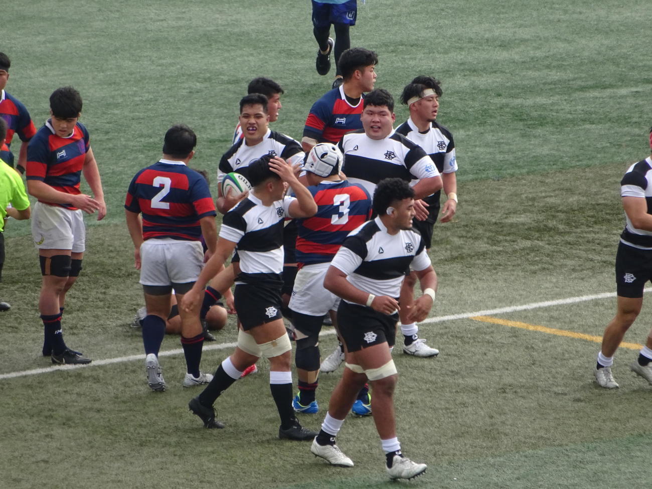 前半17分、NO8シオネ（中央）のトライで5点を返した大体大（撮影・加藤裕一）