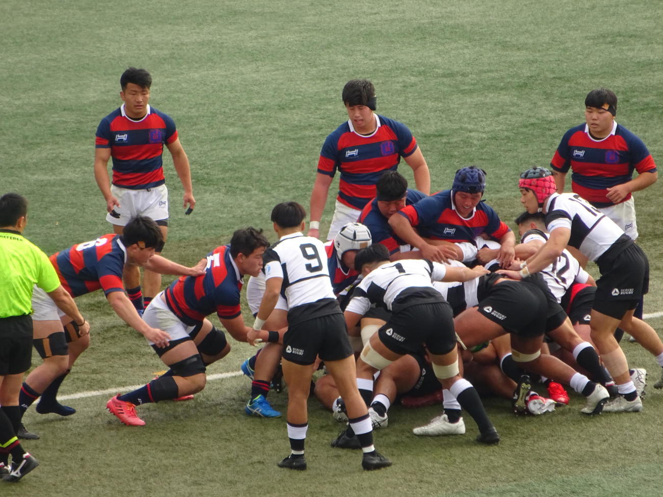 接点で競り合う関学大（奥側）と大体大（撮影・加藤裕一）