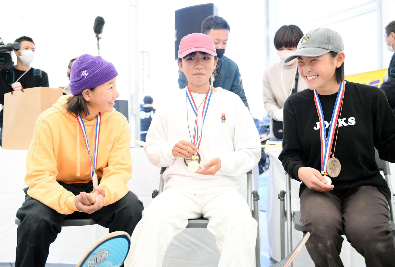 表彰式を終え談笑する優勝の赤間（中央）ら。左は2位の西矢。右は3位の伊藤（撮影・滝沢徹郎）