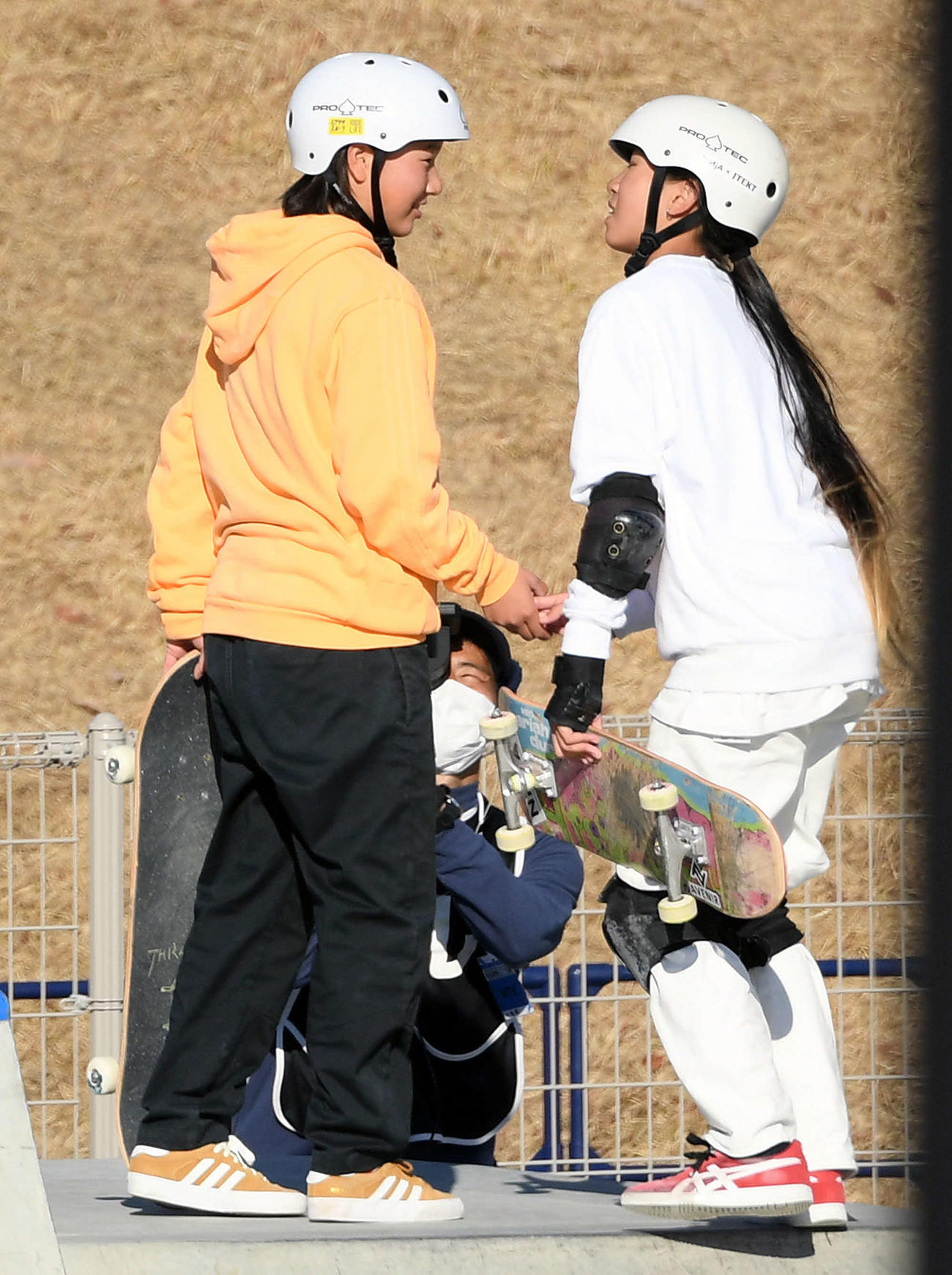 ストリート女子決勝で優勝した赤間（右）と握手を交わす西矢（撮影・滝沢徹郎）