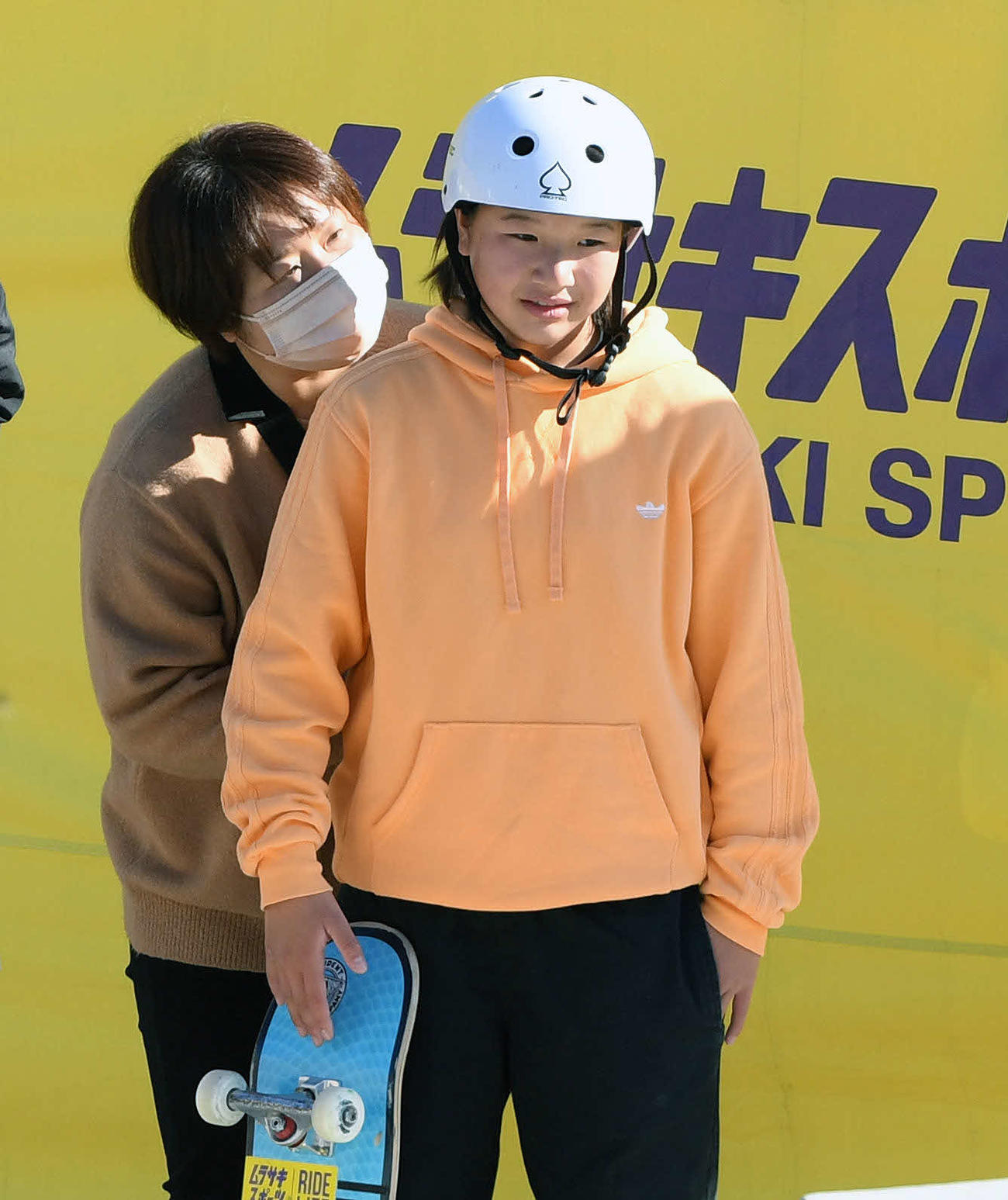 ストリート女子決勝で西矢（右）は母の智美さんから声をかけられる（撮影・滝沢徹郎）