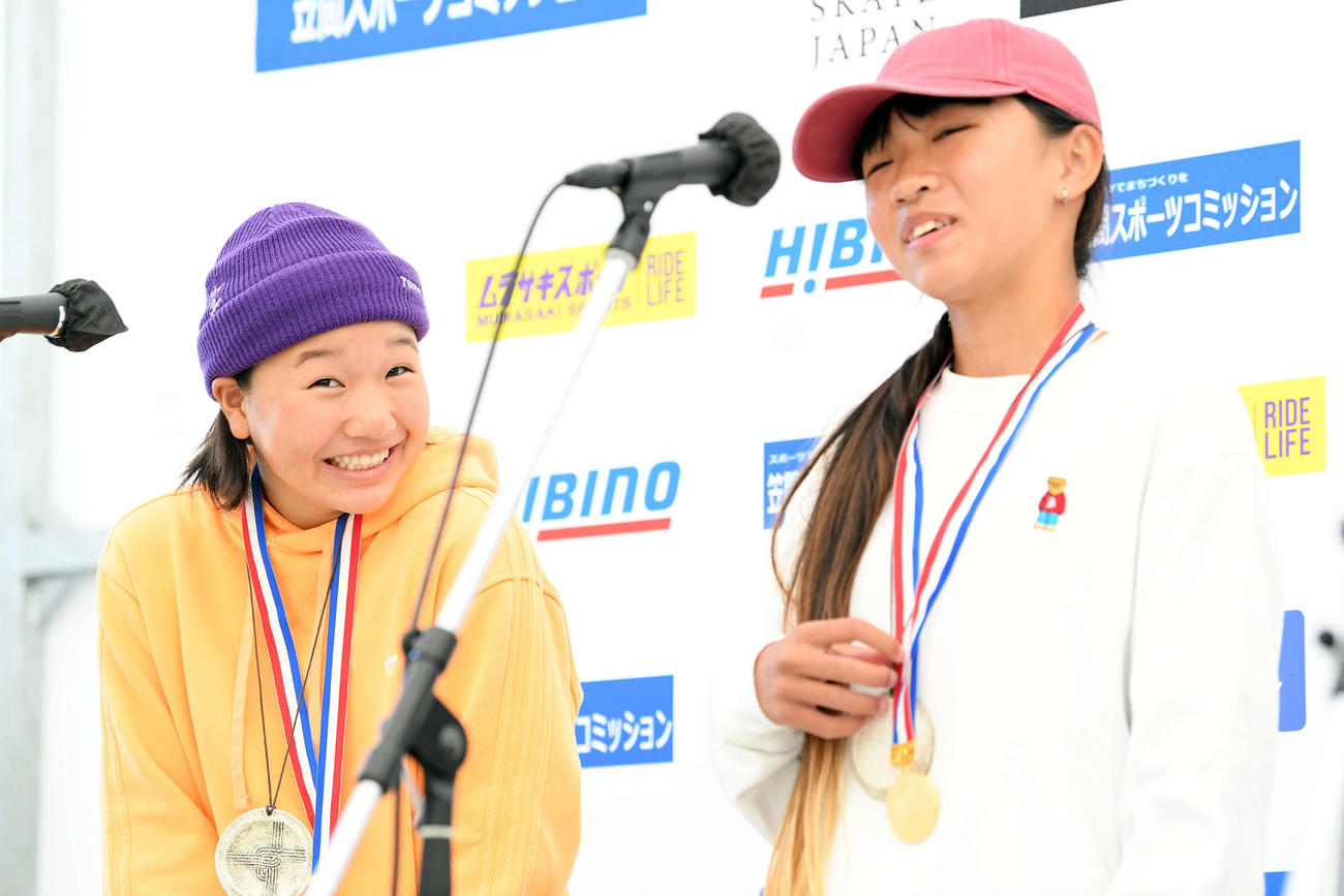 囲み取材で笑顔の2位の西矢（左）と優勝の赤間（撮影・滝沢徹郎）