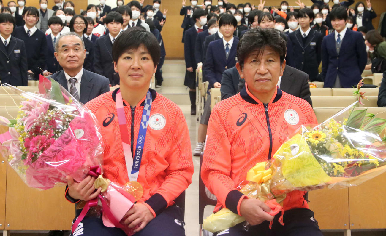 東京五輪の報告会に出席した東京五輪ソフトボール女子日本代表の山本（左）とチームリーダーの矢端氏（撮影・山崎純一）