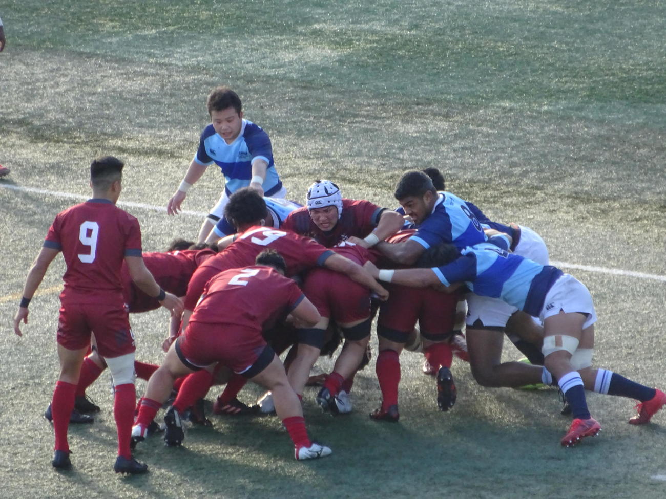 モールを押し込む龍谷大（手前）と耐える摂南大（撮影・加藤裕一）