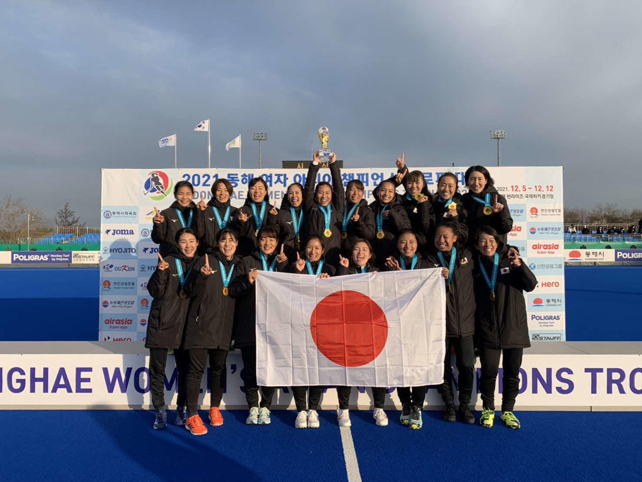 アジアチャンピオンズトロフィーで優勝しメダルを授与されたさくらジャパンのメンバーたち（日本ホッケー協会提供）