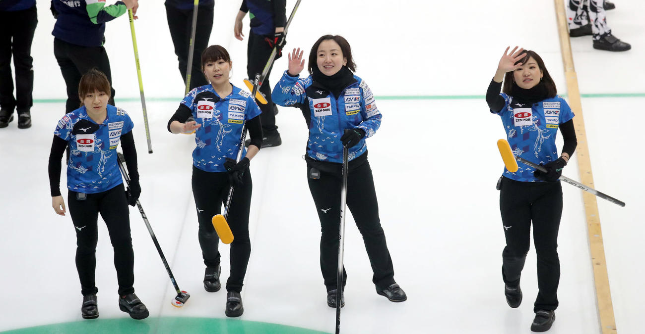 ロコ・ソラーレの選手たち＝2019年2月17日