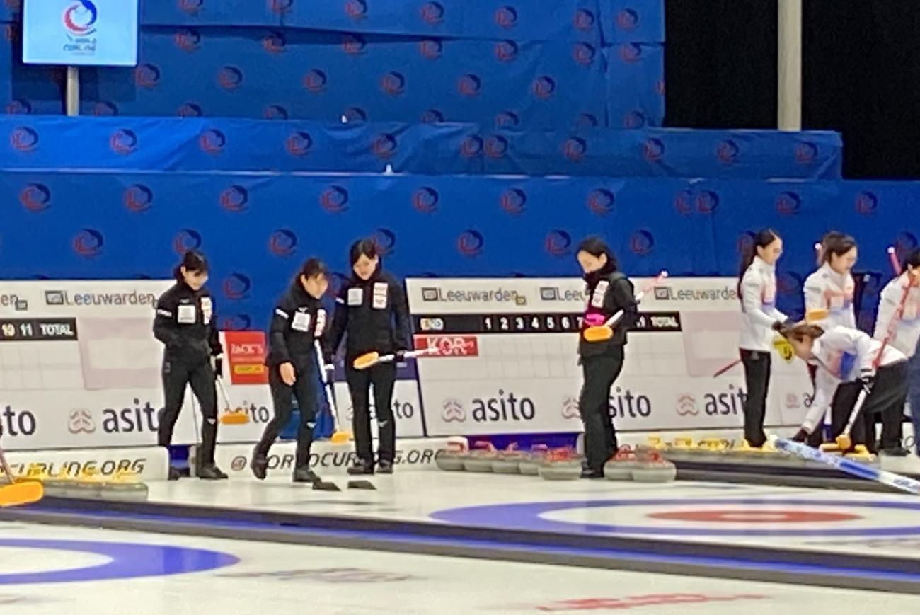 10日に調整するロコソラーレの選手たち。スコアボードの広告は隠されたままだった（C）JCA