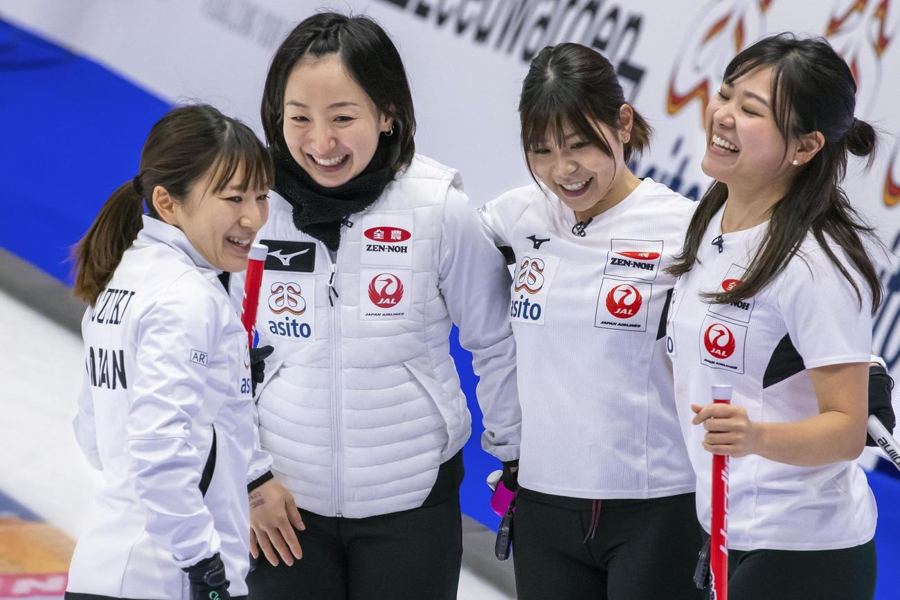 女子1次リーグ　ドイツ戦で笑顔を見せるロコ・ソラーレの（左から）鈴木、藤沢、吉田夕、吉田知。開幕2連勝した（Steve　Seixeiro氏提供・共同）