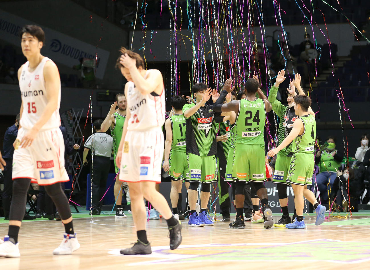 レバンガ北海道対大阪　今季初3連勝に歓喜のレバンガ北海道の選手たち（撮影・佐藤翔太）