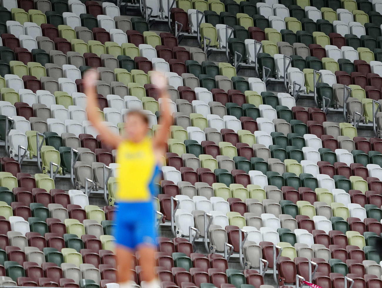 東京五輪陸上男子棒高跳び　無観客のスタンドにあいさつする選手（撮影・江口和貴）＝2021年8月3日