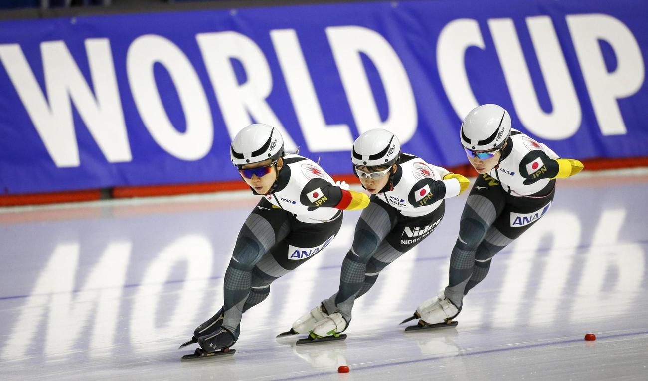 女子団体追い抜き　2位の日本。（左から）高木美帆、高木菜那、佐藤綾乃＝カルガリー（カナディアンプレス提供・AP＝共同）
