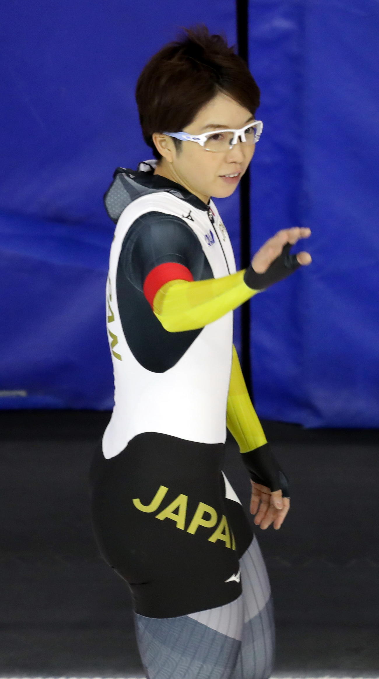女子1000メートルで優勝し、声援に応える小平奈緒（撮影・三須一紀）