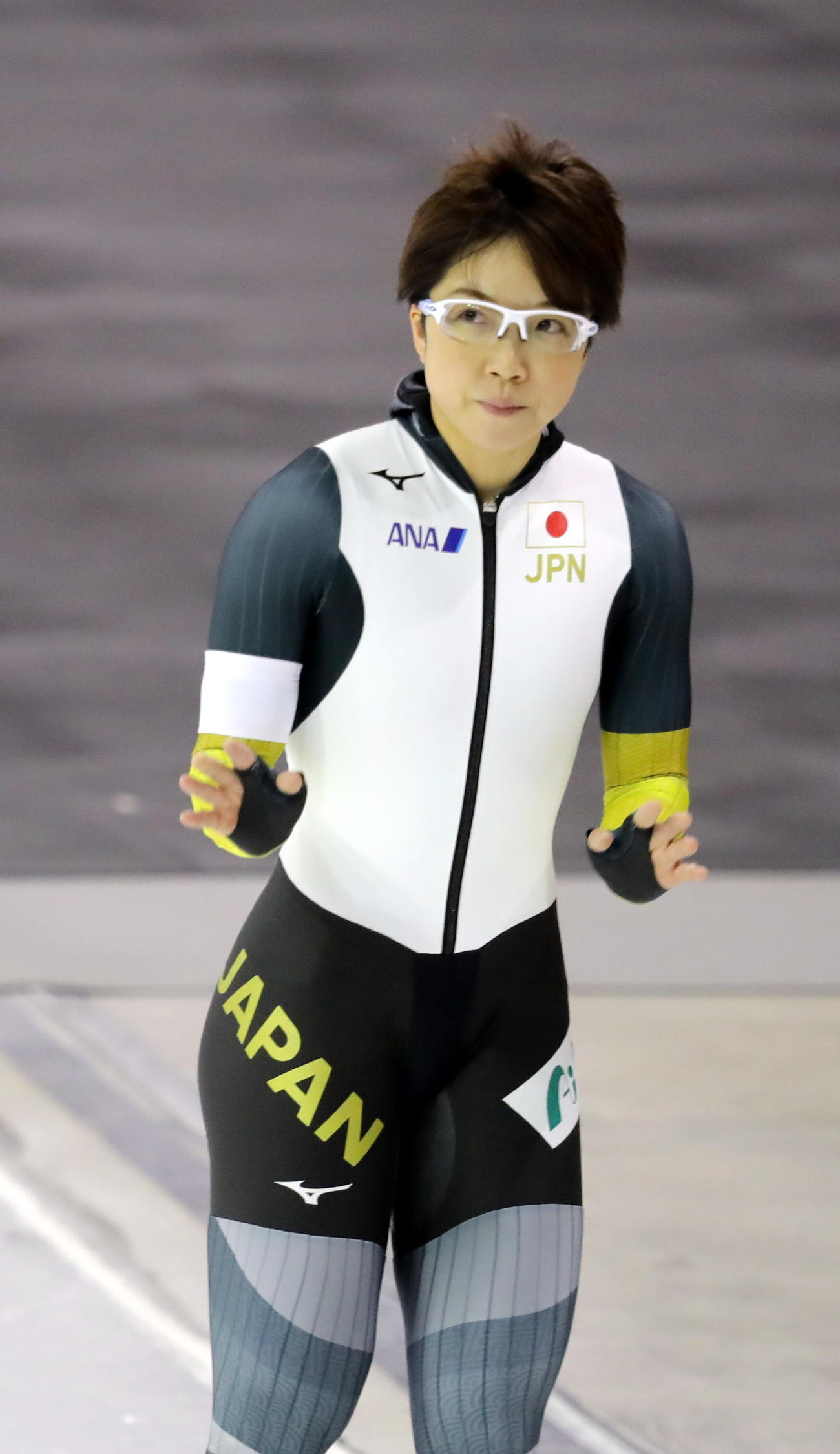 女子500メートルで2位に入り控えめに手を振る小平奈緒（撮影・三須一紀）
