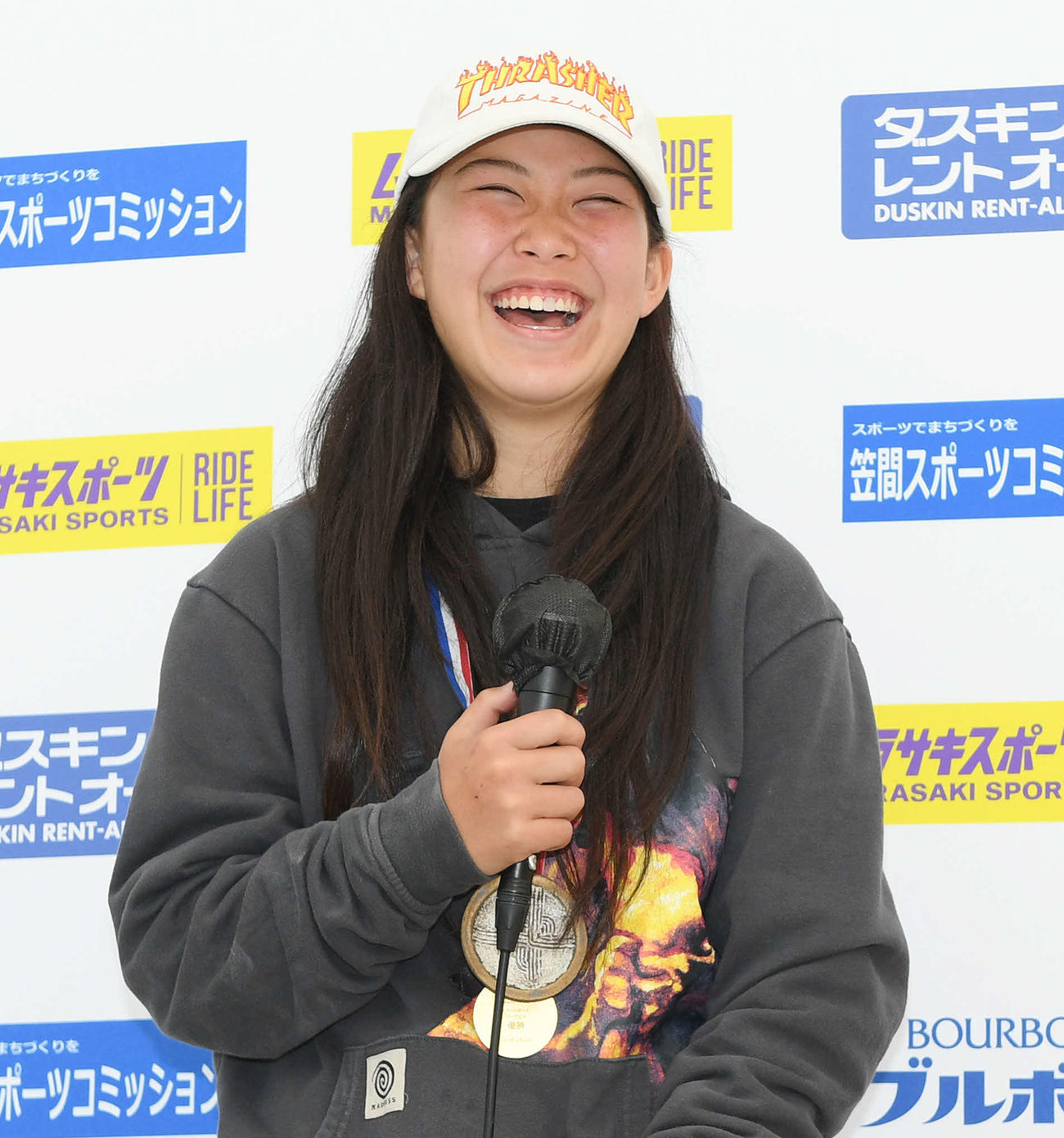 囲み取材で笑顔を見せるパーク女子優勝の草木ひなの（撮影・滝沢徹郎）