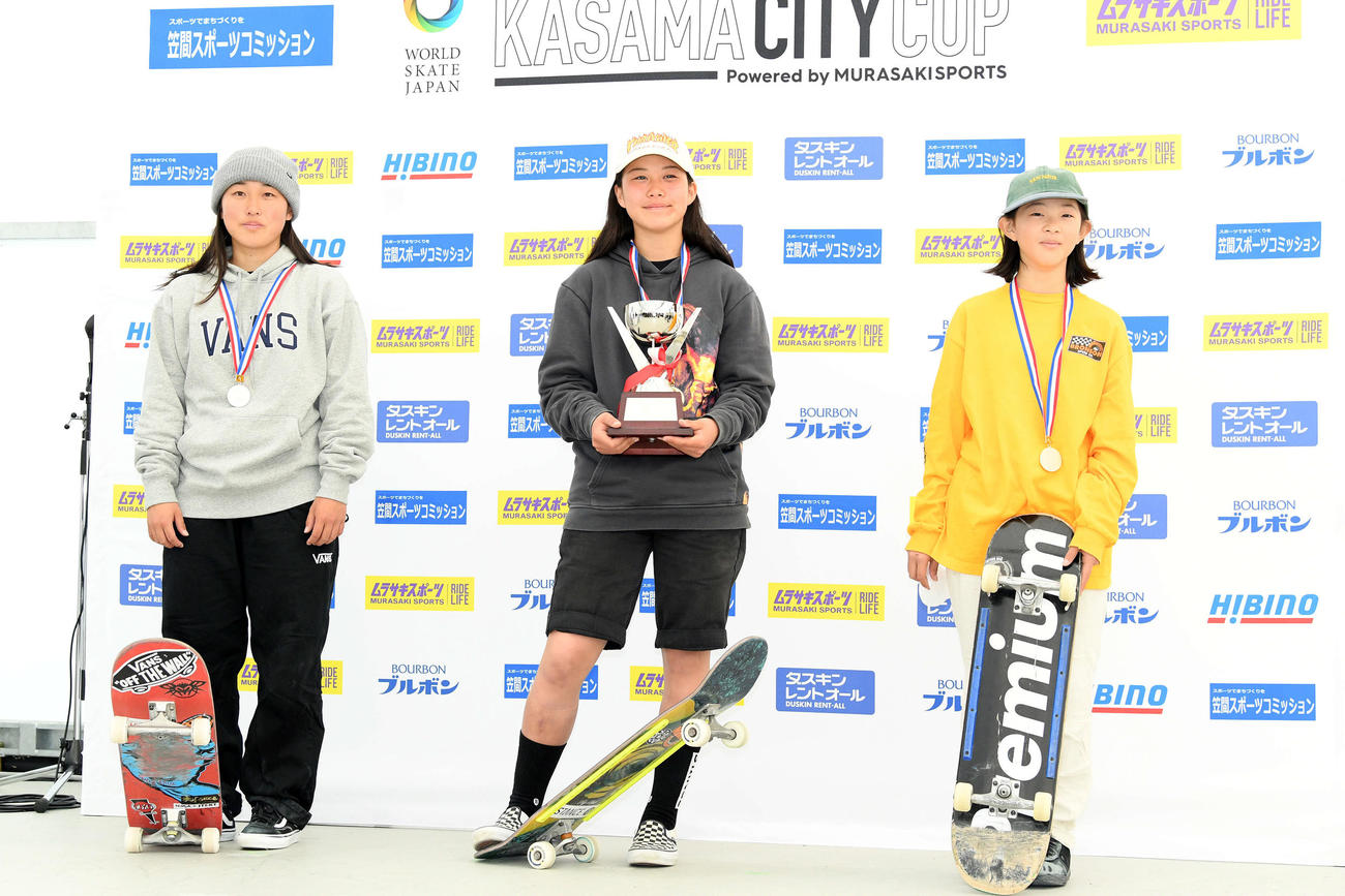 パーク女子の表彰式で記念撮影する優勝の草木ひなの（中央）。左は2位の小川希花。右は3位の長谷川瑞穂（撮影・滝沢徹郎）
