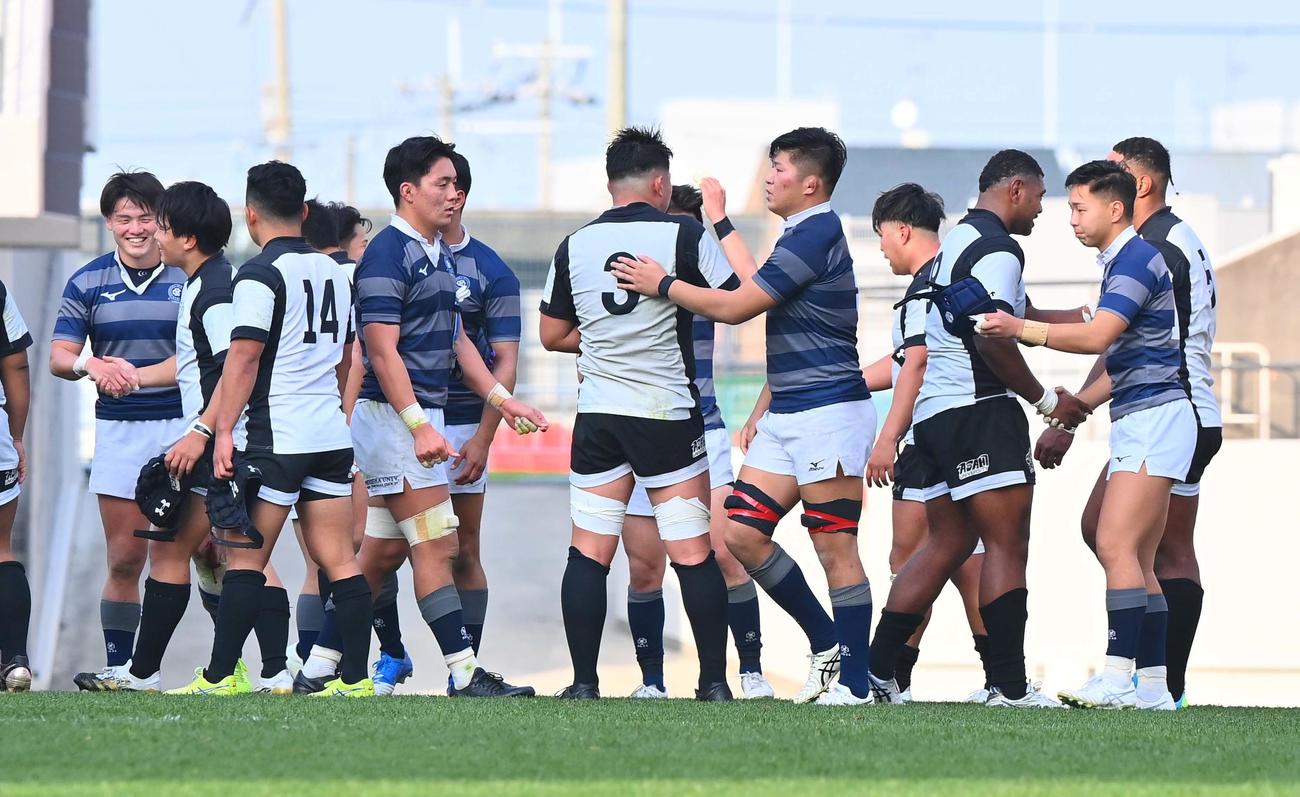 同大対朝日大　試合後、健闘を称え合う同大、朝日大の両フィフティーン（撮影・上田博志）