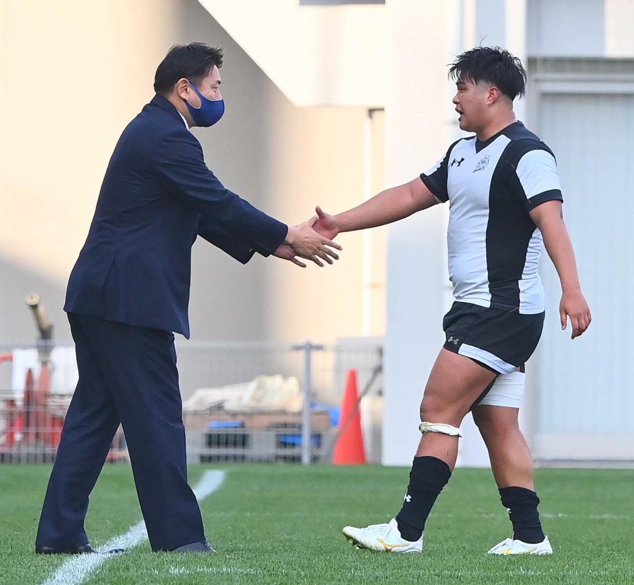 同大対朝日大　試合後、朝日大・朝日大・大野京介主将（右）と握手を交わす同大・伊藤紀晶監督（撮影・上田博志）