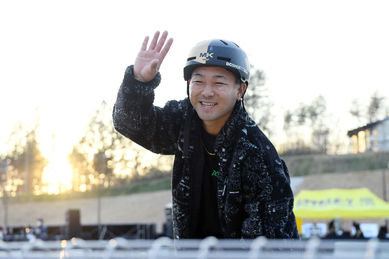 パーク男子で優勝を決め観客の声援に応じる笹岡（撮影・滝沢徹郎）