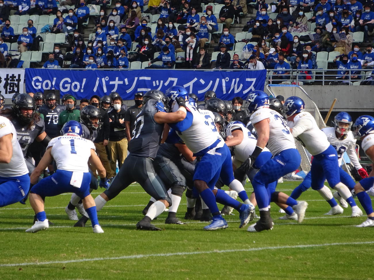 激しい攻防を見せるパナソニックのOL（左側）とIBMのDL（撮影・加藤裕一）