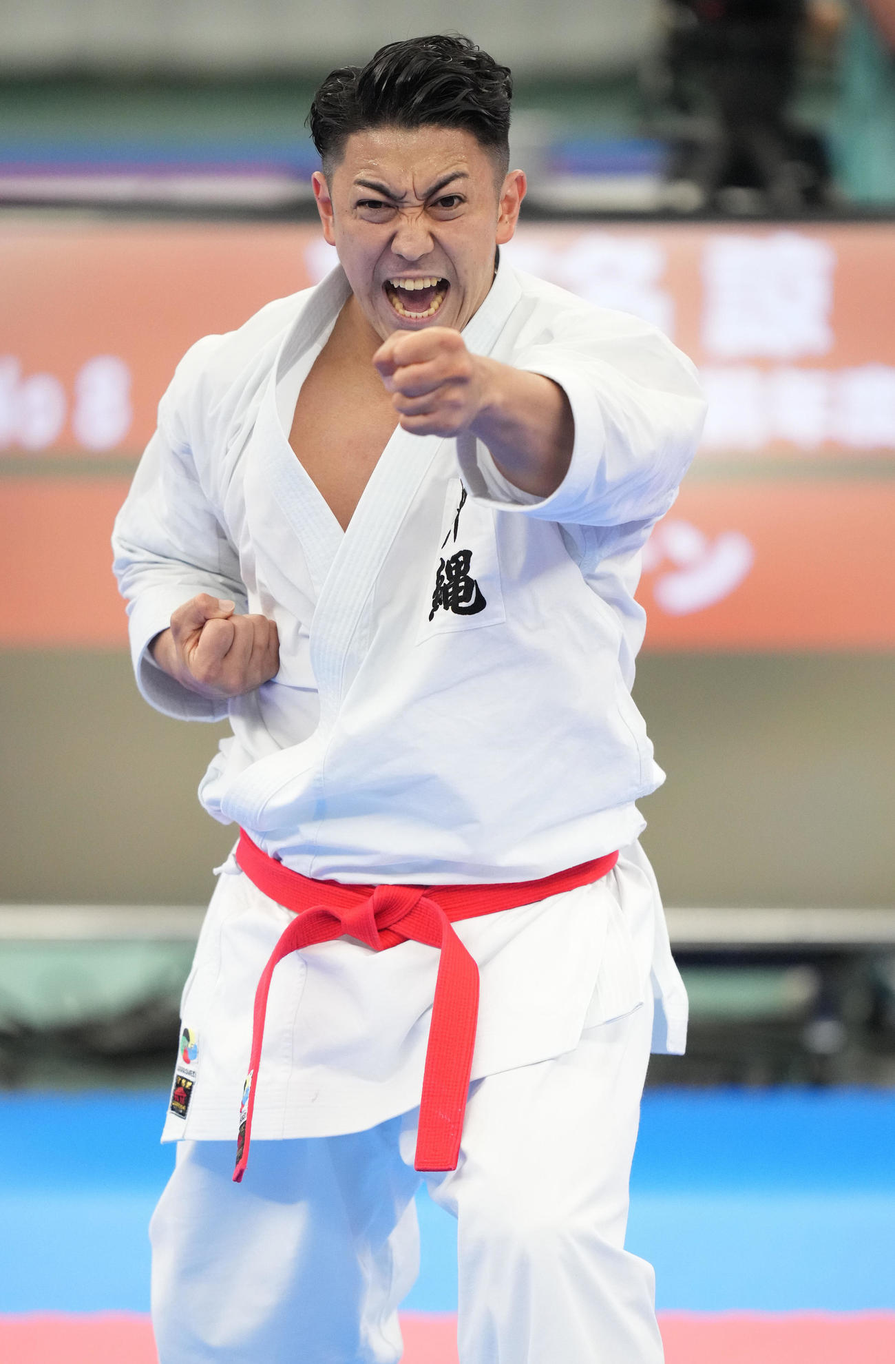 男子形決勝　演舞する喜友名（撮影・鈴木みどり）