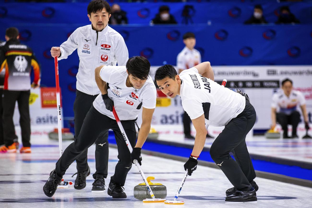男子1次リーグ　ドイツ戦でプレーするコンサドーレの谷田（手前左）と清水（同右）。奥は阿部（Steve Seixeiro氏提供・共同）