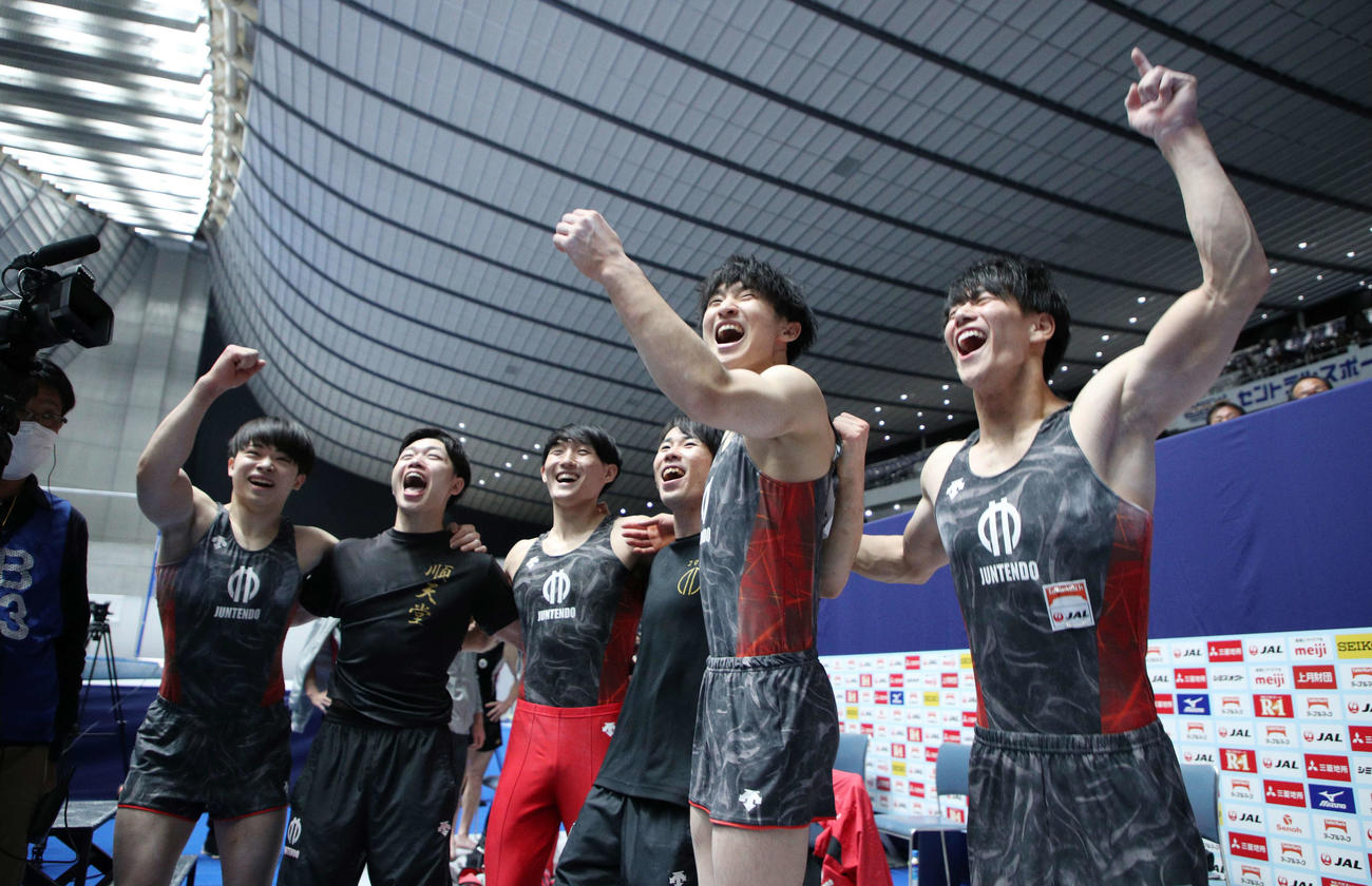 男子団体で優勝を決め、喜ぶ橋本（右）ら順大の選手たち（代表撮影）