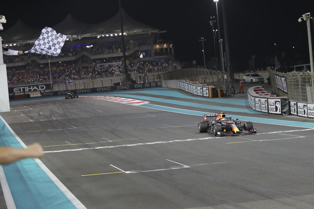 1位でゴールするレッドブル・ホンダのマックス・フェルスタッペン（AP）