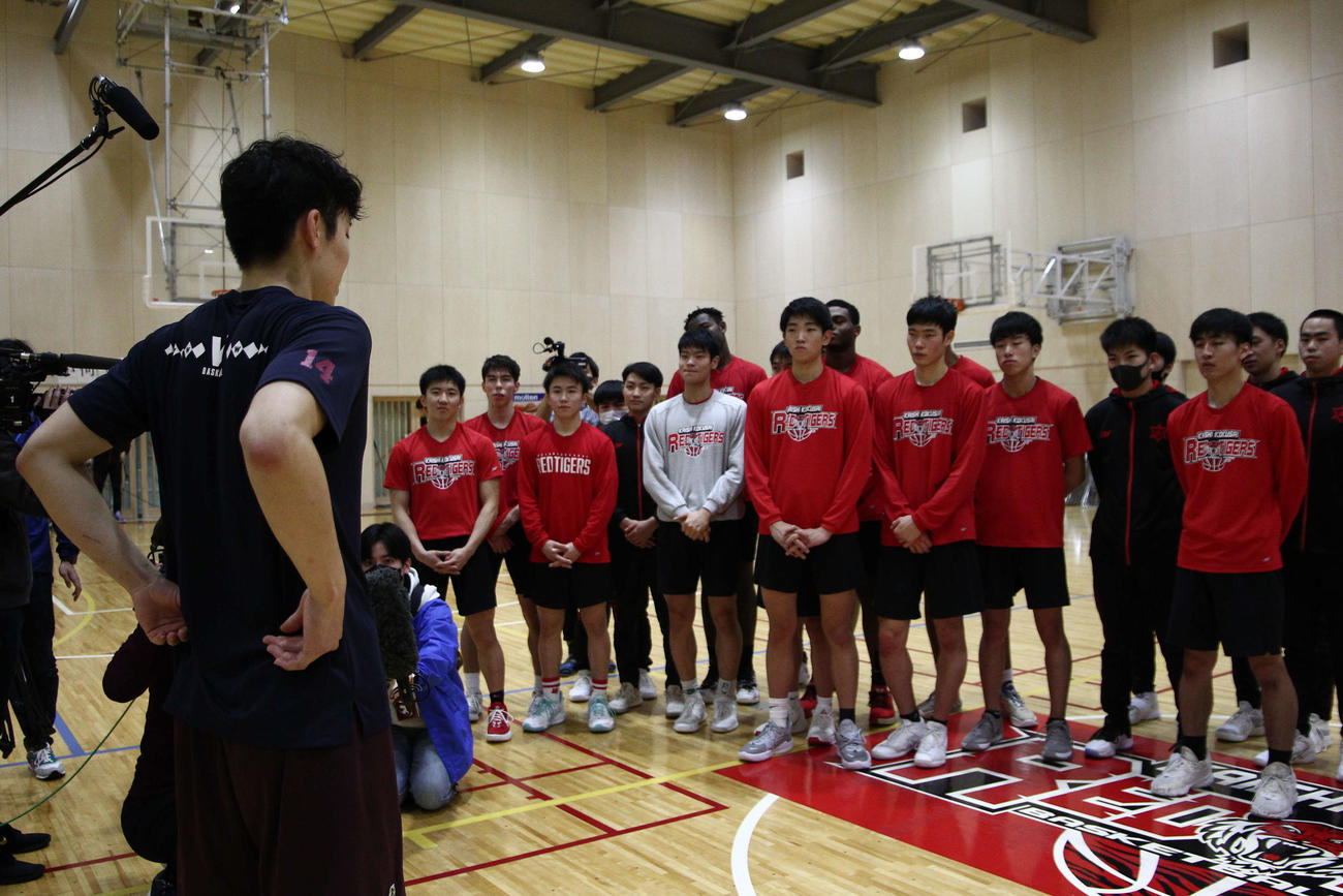 OBの小野（左）の激励を神妙に聞く開志国際の選手たち