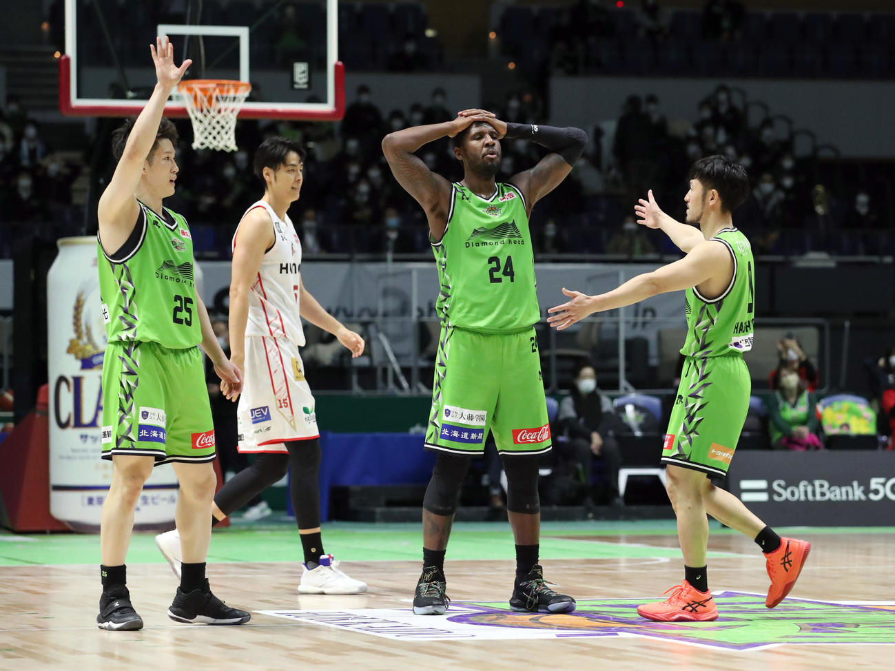 レバンガ北海道対大阪　試合終了後、頭を抱えるレバンガ北海道ブルックス（撮影・佐藤翔太）