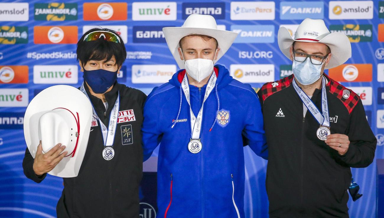 男子500 メートル で2位となり、メダルを胸にする村上右磨（左）。中央は優勝したビクトル・ムシュタコフ（カナディアンプレス提供・AP＝共同）