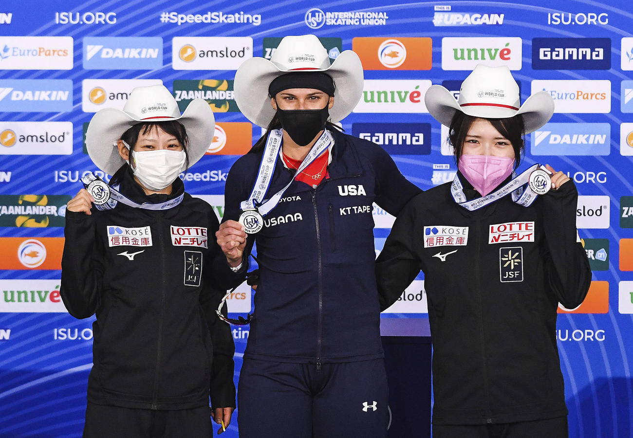 女子1500 メートル の表彰式でメダルを手にする（左から）2位の高木菜那、優勝したブリタニー・ボウ、3位の佐藤綾乃（ISU提供・ゲッティ＝共同）