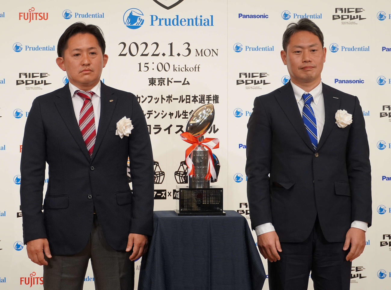 ライスボウル優勝トロフィーを間に気を引き締める富士通山本HC（左）とパナソニック荒木監督（撮影・川本翔大）