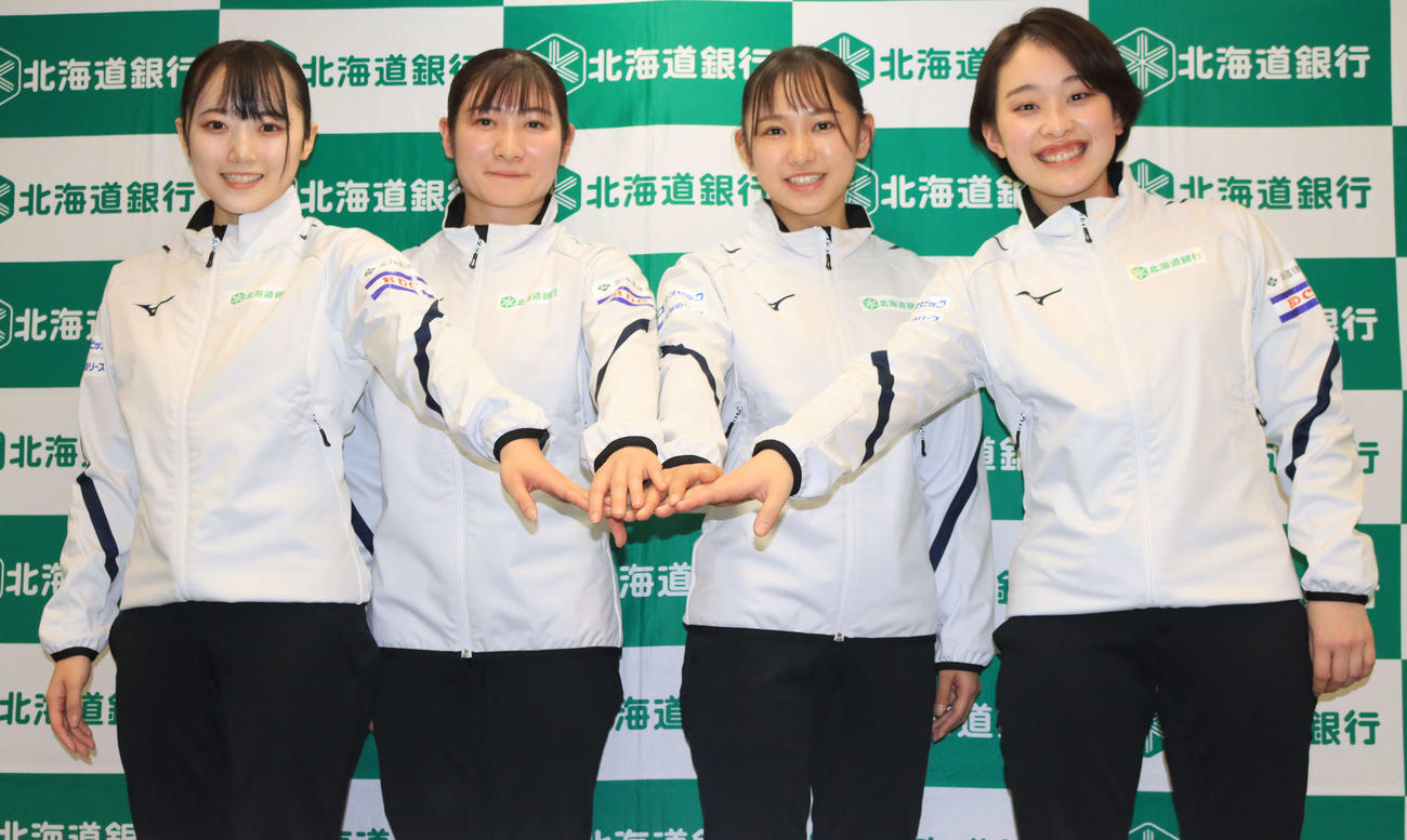 北海道銀行女子カーリング部チーム発足式に出席したメンバー。左から伊藤、田畑、仁平、中島（撮影・保坂果那）