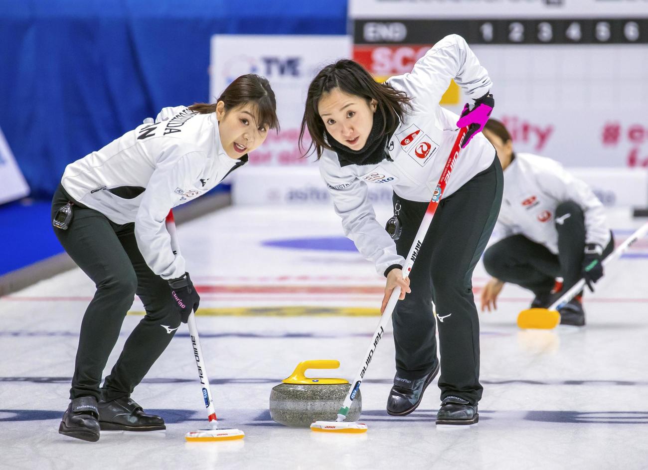 女子1次リーグ　スコットランド戦でプレーするロコ・ソラーレの（左から）吉田夕、藤沢ら＝レーワルデン（Steve　Seixeiro氏提供・共同）