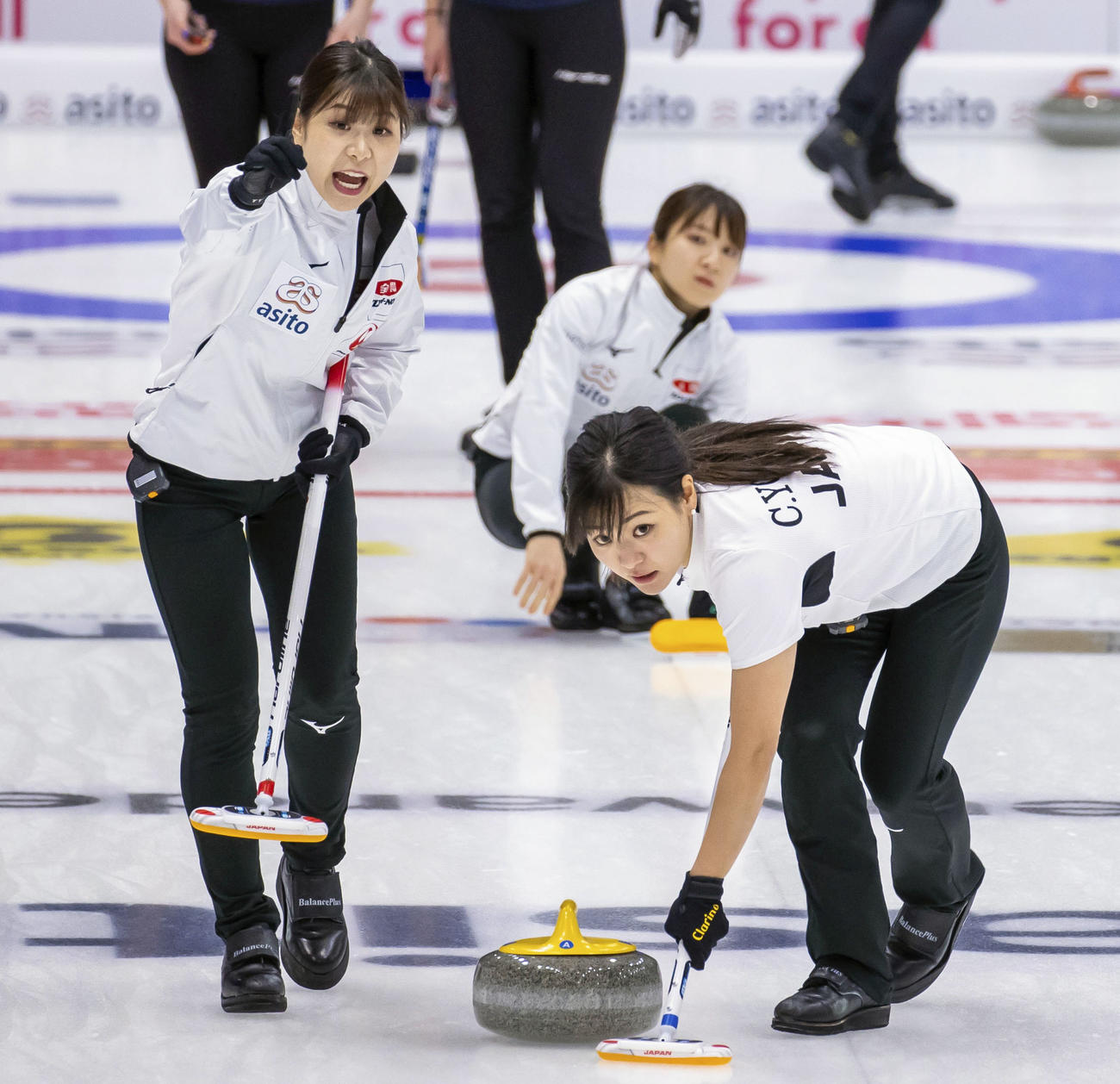 女子1次リーグ　スコットランド戦でプレーするロコ・ソラーレの（手前右から）吉田知、吉田夕。奥は鈴木＝レーワルデン（Steve　Seixeiro氏提供・共同）