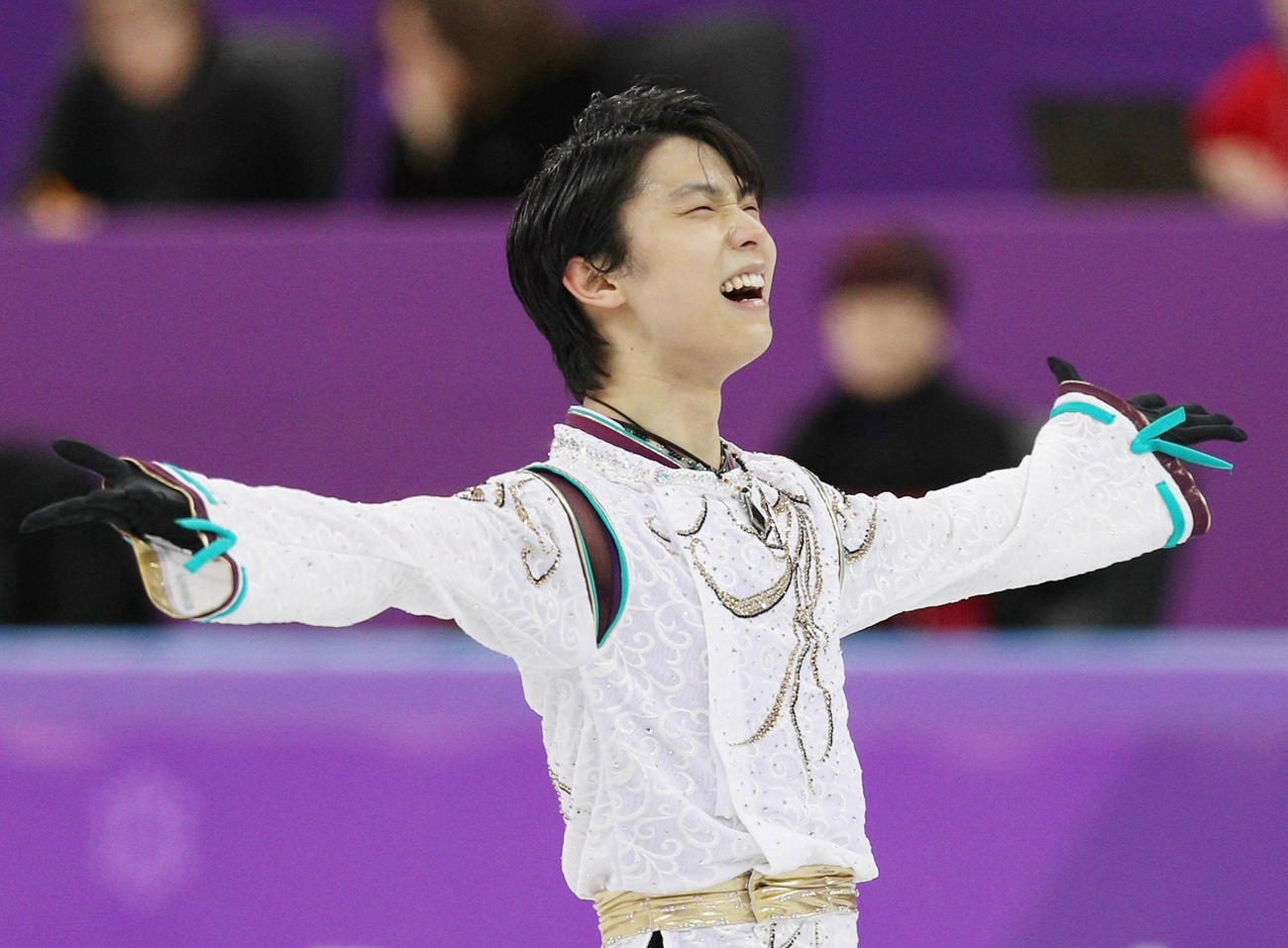 男子フリーの演技を終え、歓声に応える羽生結弦＝2018年2月17日