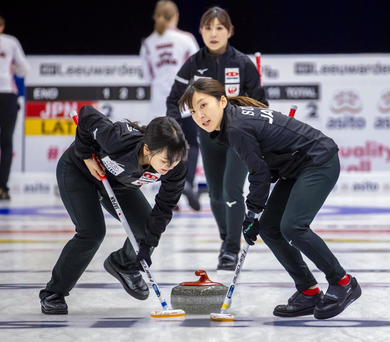 女子1次リーグ　ラトビア戦でプレーするロコ・ソラーレの（手前右から）鈴木、吉田知。奥は吉田夕（共同）