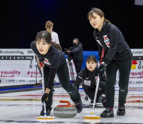 女子1次リーグ　ラトビア戦でプレーするロコ・ソラーレの（左から）吉田知、吉田夕、鈴木（共同）