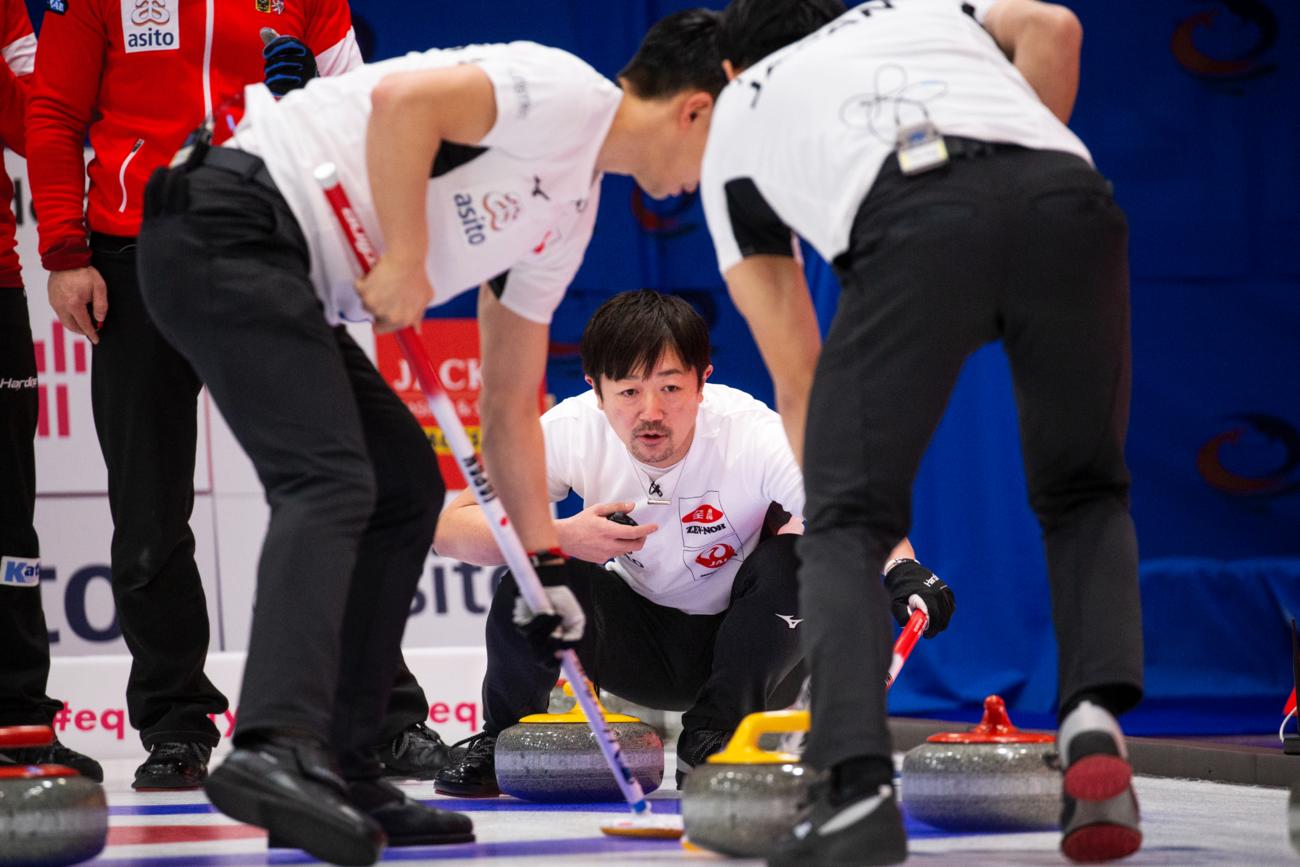 指示を出すコンサドーレの阿部晋也（ｃ）WCF/Celine Stucki