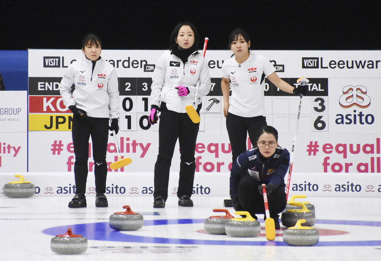 女子1次リーグで韓国チームのショットを見守るロコ・ソラーレの、左から鈴木、藤沢、吉田知。手前は金ウンジョン（共同）