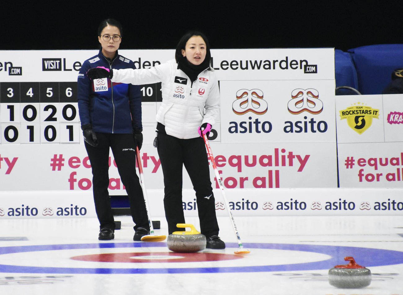 女子1次リーグの韓国戦で指示を出すロコ・ソラーレの藤沢（右）。左は金ウンジョン（共同）