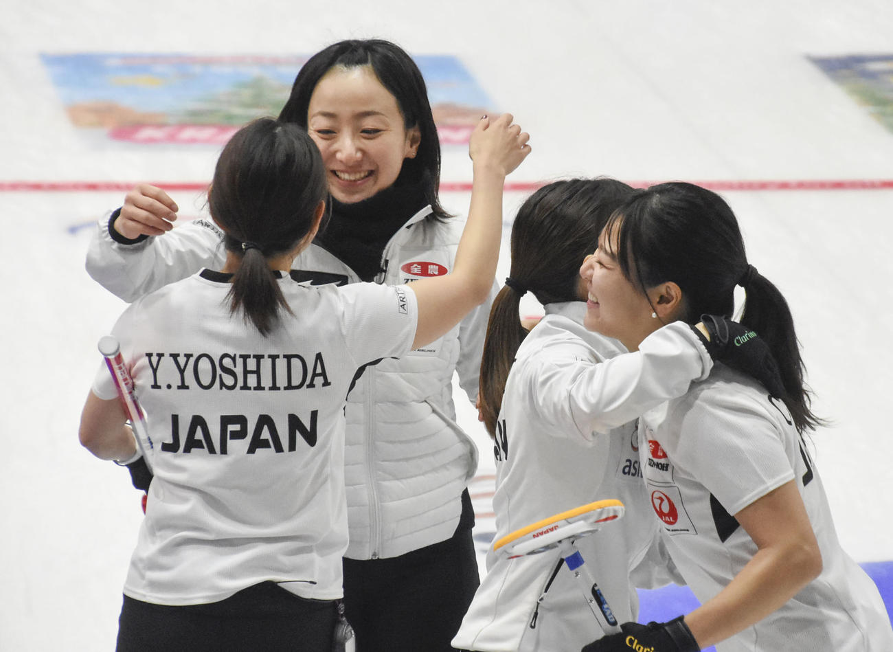 女子1次リーグで韓国に勝利し、喜ぶロコ・ソラーレの藤沢（奥）、吉田知（右端）ら（共同）