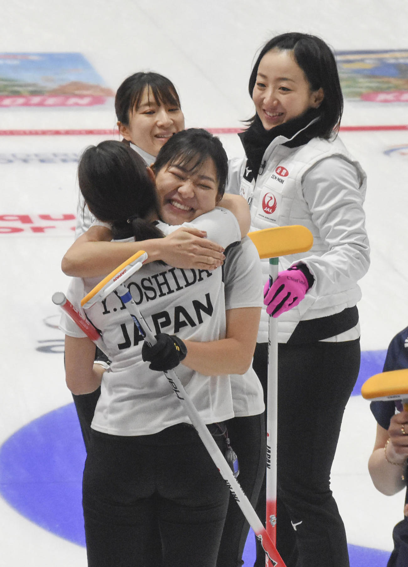 女子1次リーグで韓国に勝利し、吉田夕（手前）と抱き合って喜ぶロコ・ソラーレの吉田知。奥左は鈴木、同右は藤沢（共同）